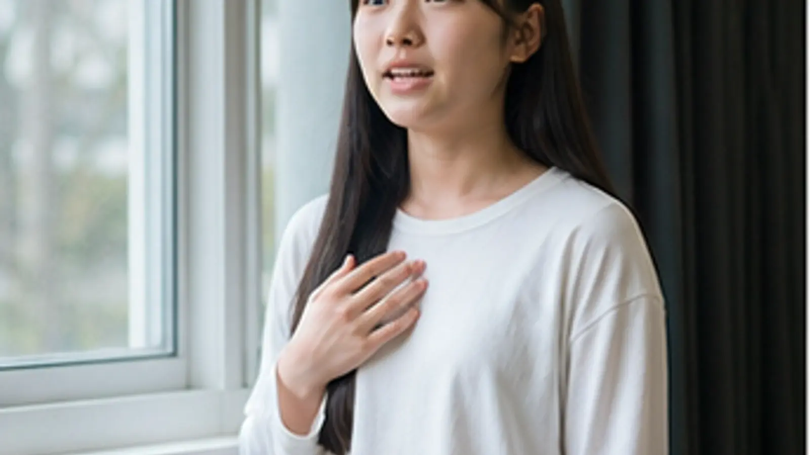 보호자와 어린이가 집 서재 바닥에서 아역 촬영 순서를 그림 카드로 함께 살펴보는 모습